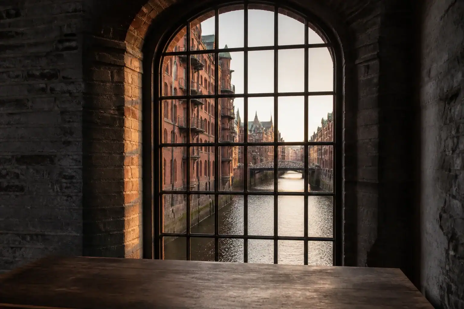 Blick aus einem Speicherstadt-Fenster auf einen Hamburger Kanal als Sinnbild für die laufende Social Media Betreuung einer Agentur aus Hamburg