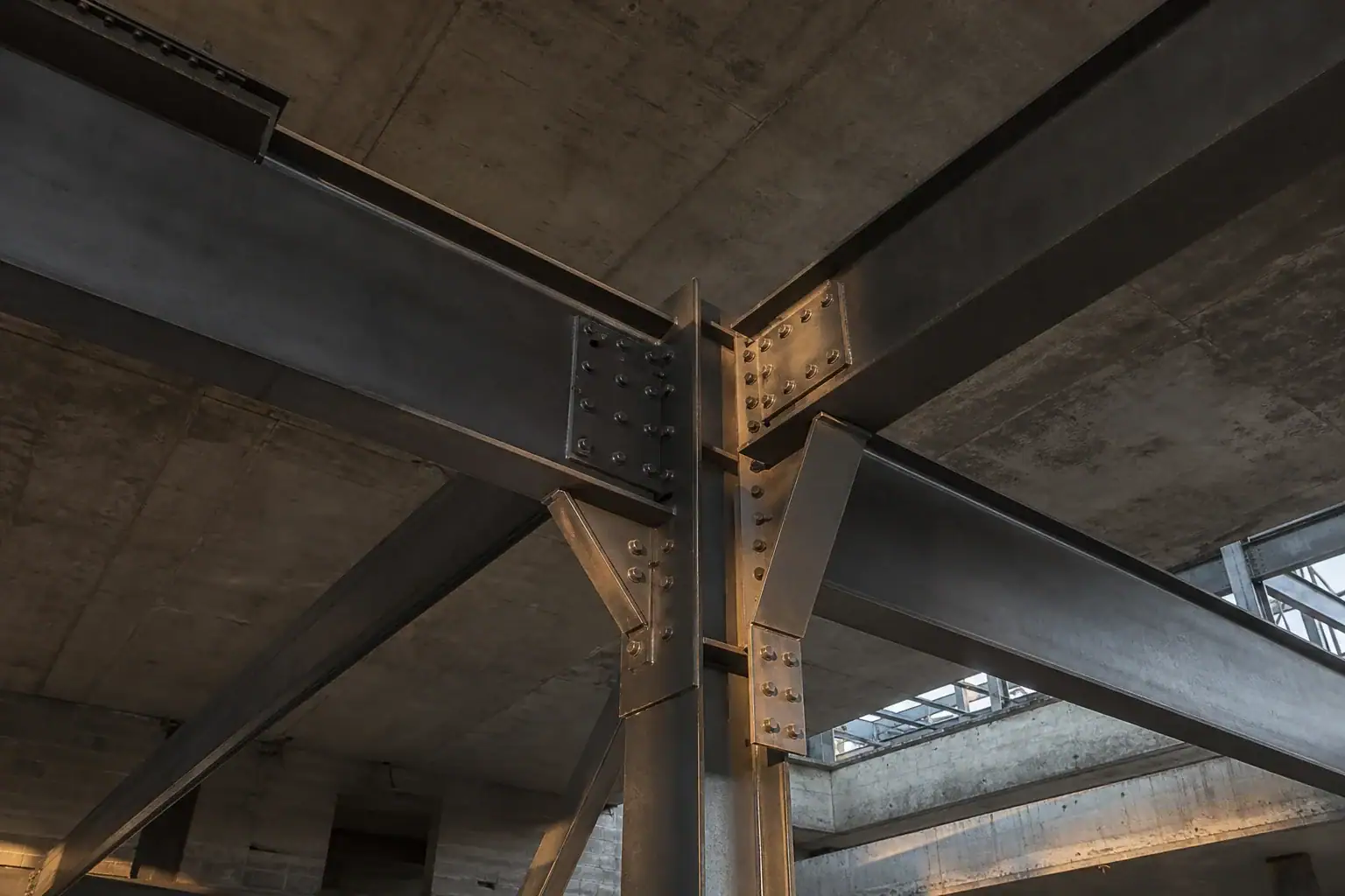 Verschraubte Stahlträger eines Rohbaus als Sinnbild für die technische Umsetzung und saubere Architektur einer Website