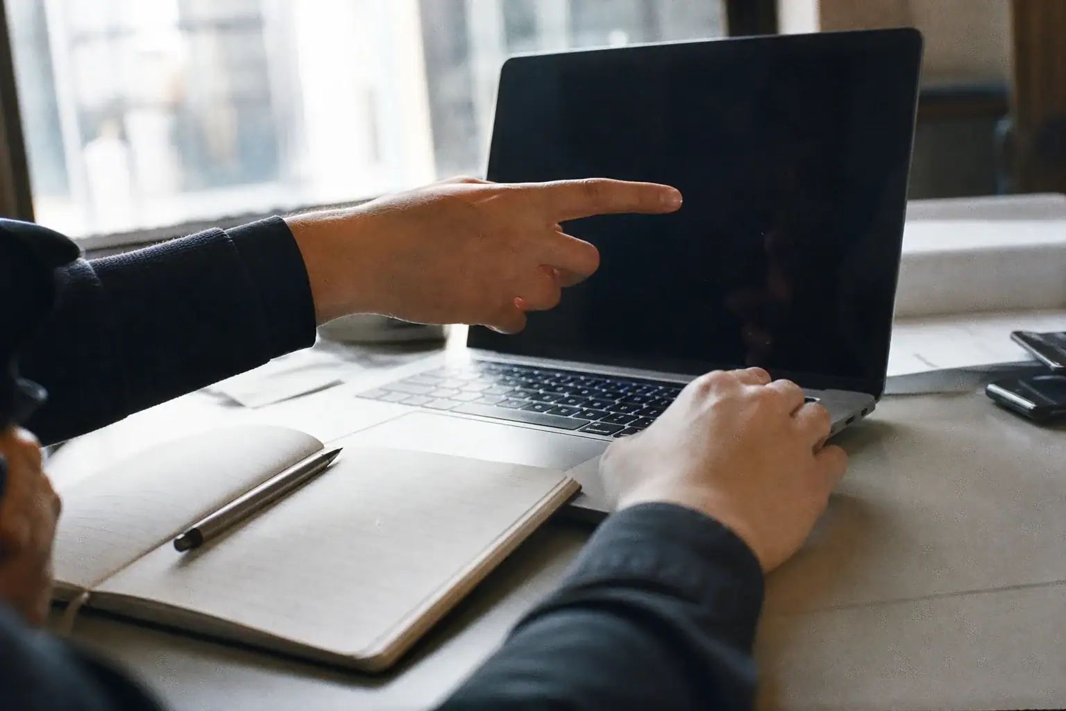 Zwei Personen arbeiten gemeinsam an einem Laptop, Sinnbild für das praxisnahe Arbeiten in den eigenen Konten statt an Beispieldaten